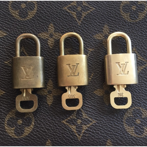 Louis Vuitton luggage lock Authentic vintage brass Necklace Accessory Unpolished - Picture 9 of 11